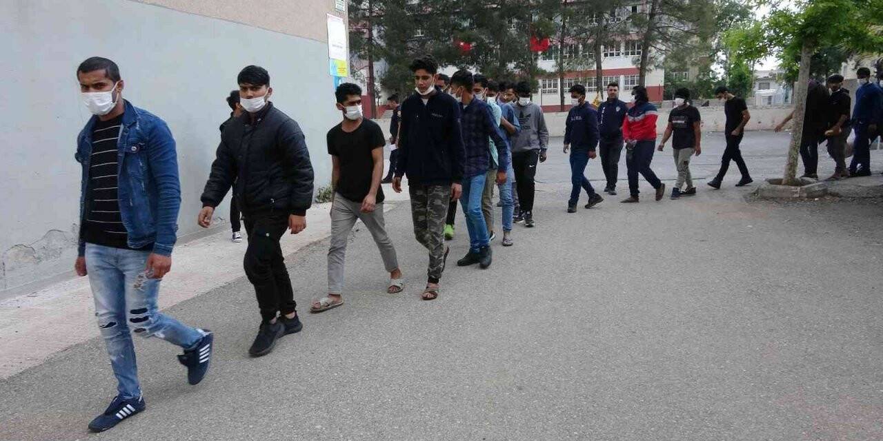 Adıyaman’da 76 kaçak göçmen gözaltına alındı