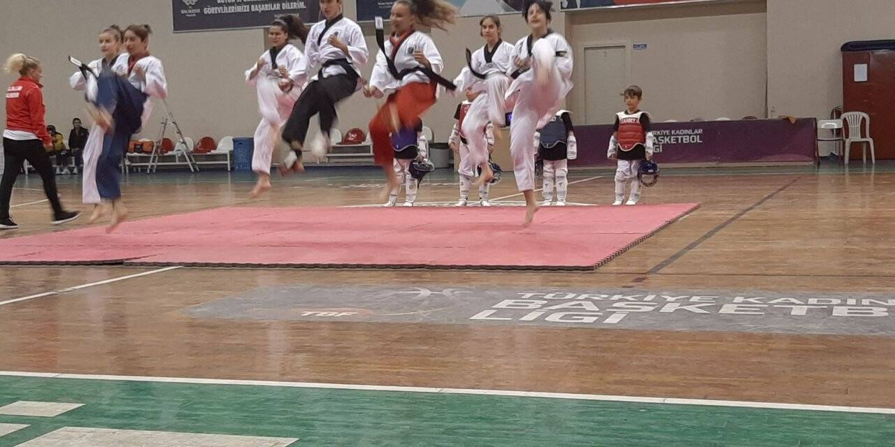 Edremit’te 19 Mayıs Atatürk’ü Anma, Gençlik ve Spor Bayramı’nın 103. Yıl dönümü kutlandı