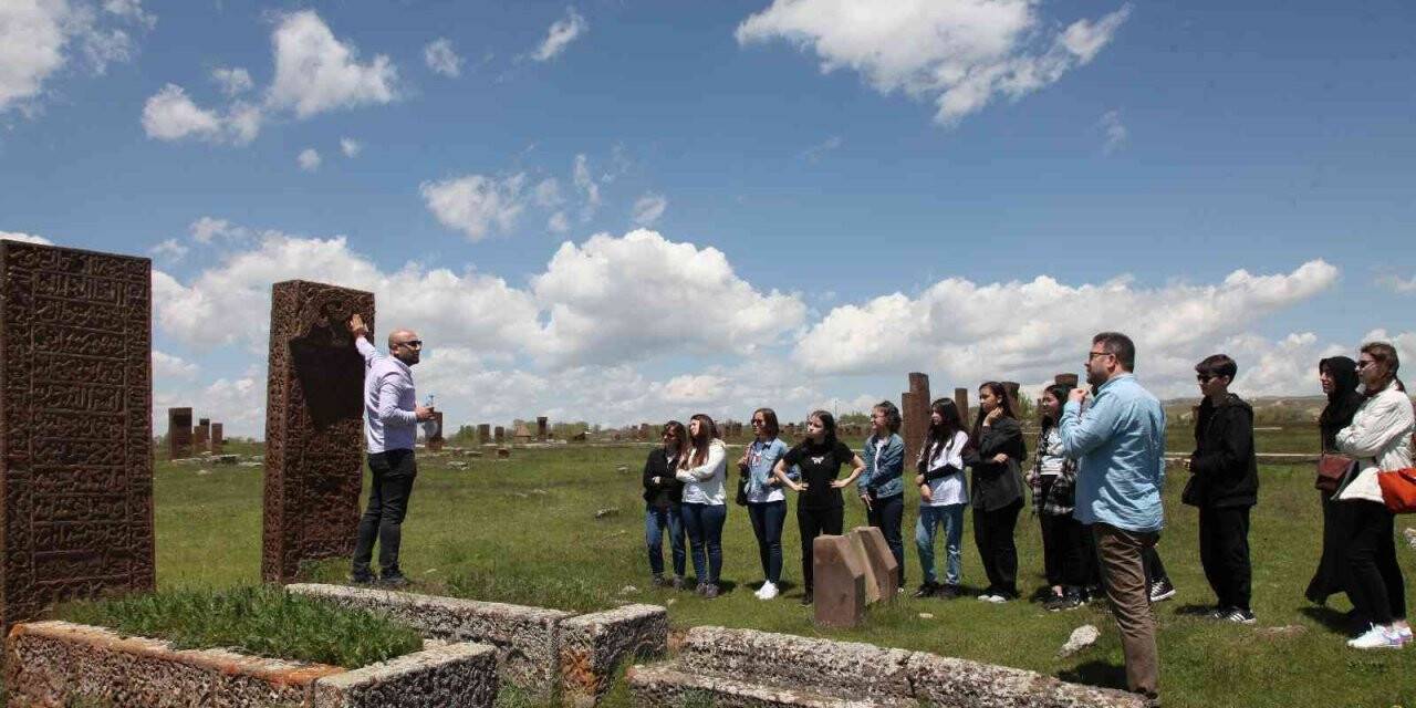 Giresunlu öğrenciler Ahlat’ı gezdi