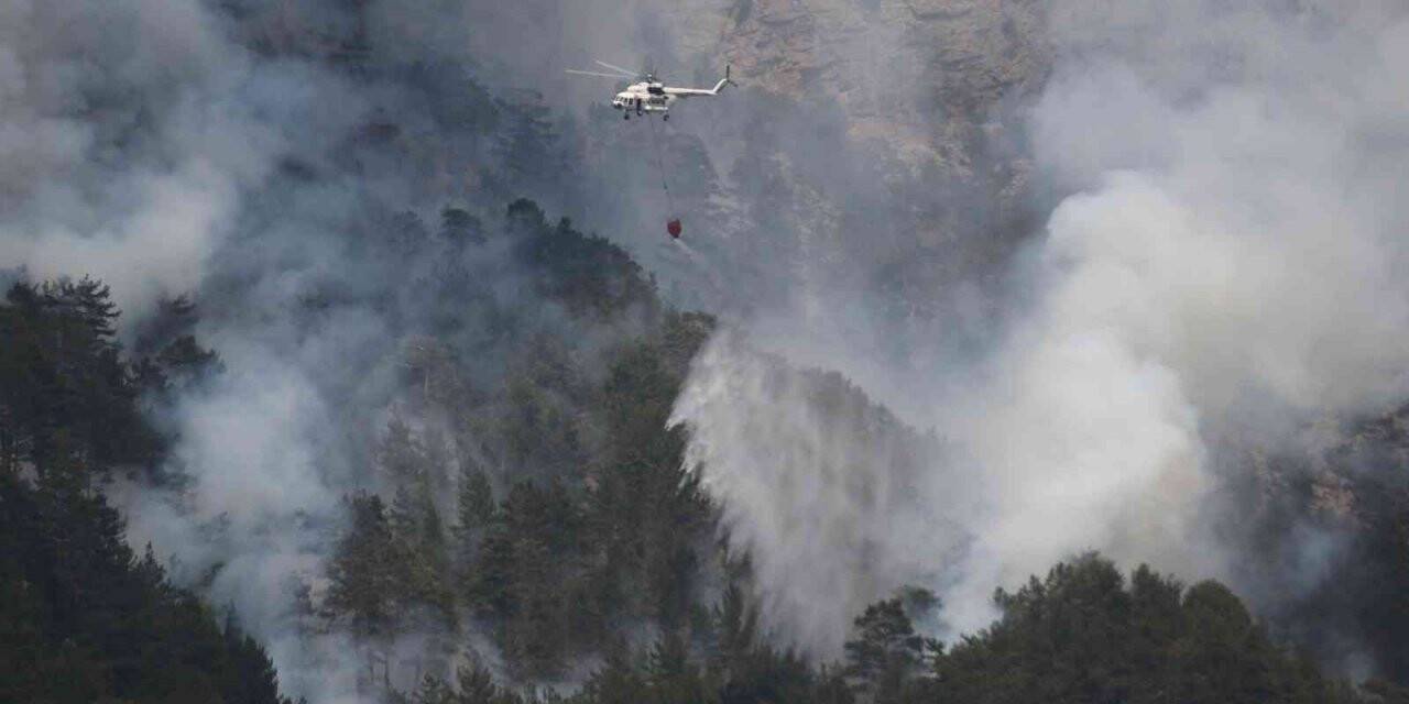 Alanya’daki yangına helikopter, 200 işçi ve 22 arazözle müdahale ediliyor