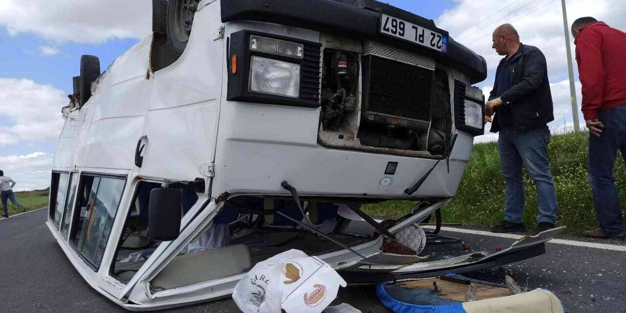 Edirne’de feci kaza: Minibüs içindeki yolcularla ters döndü