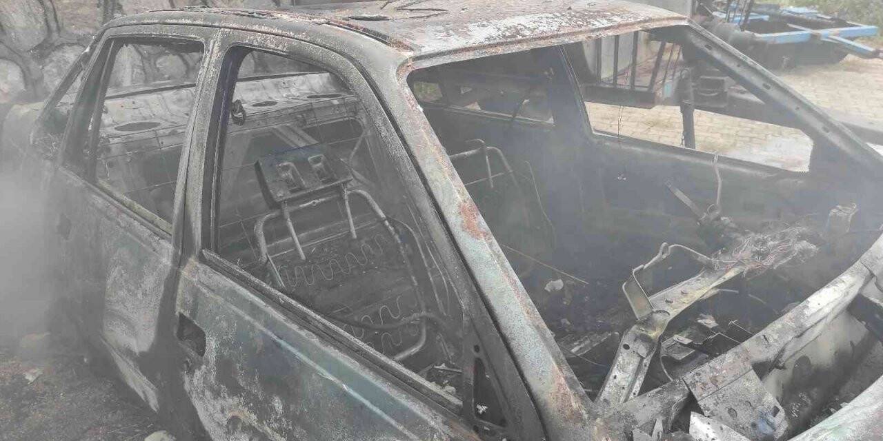 Kuşadası’nda 5 yıldır park halindeki otomobil yandı