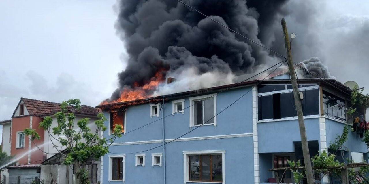 İki katlı evin çatısı alevlere teslim oldu