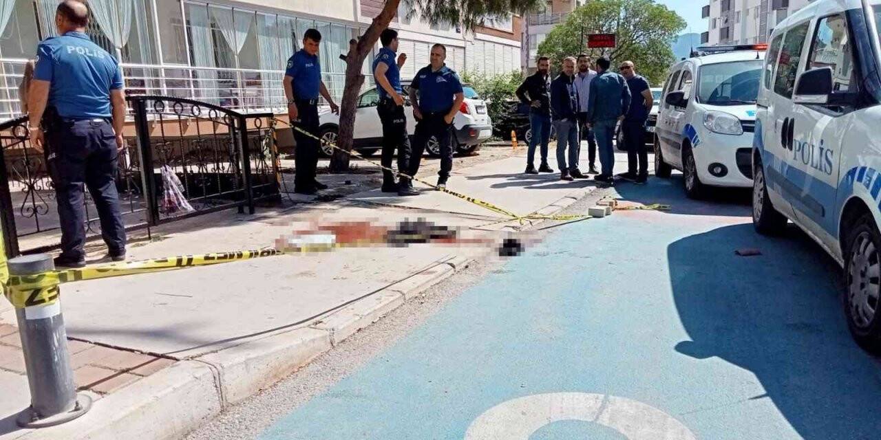 Ayrı yaşadığı karısını sokak ortasında defalarca bıçakladı