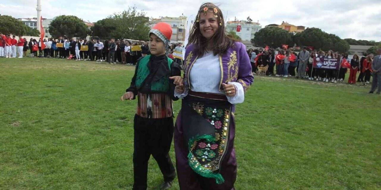 Balıkesir’de anne çocuk halk oyunları ekibi gösteri yaptı