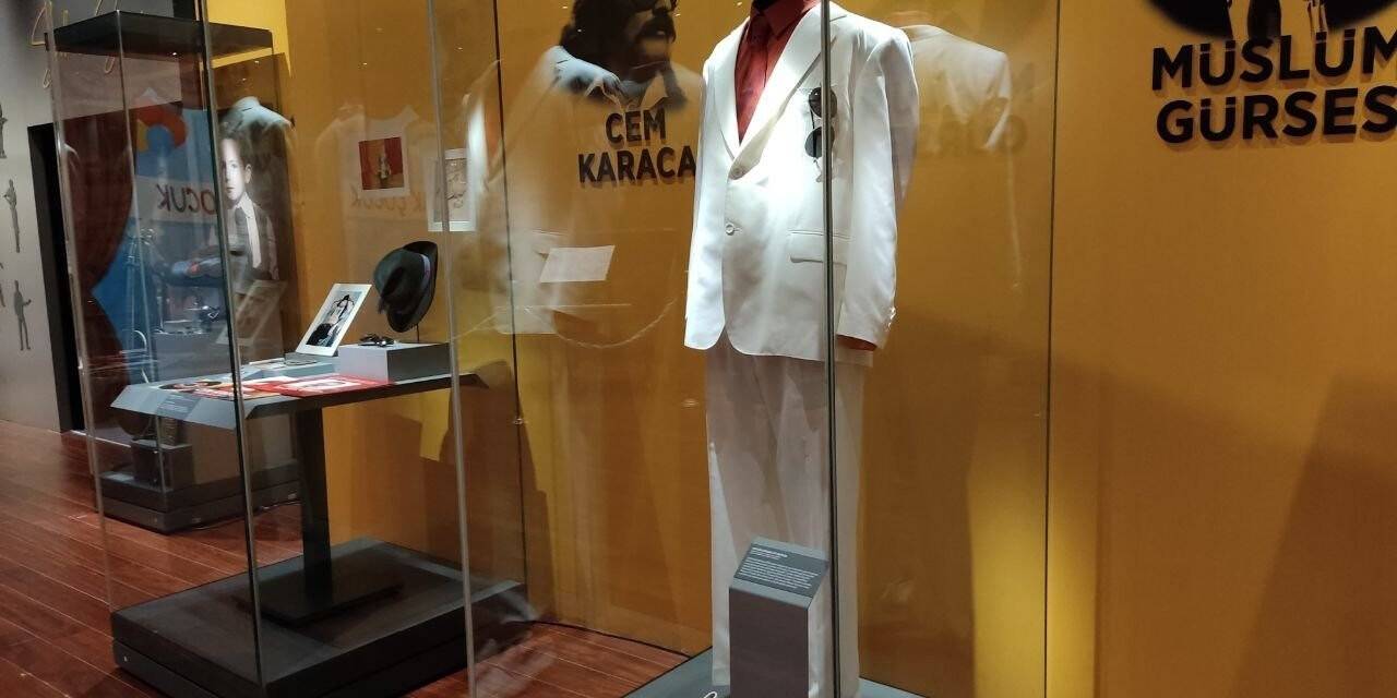 Müslüm Gürses’in beyaz takım elbisesi dahil birçok Türk sanatçının eşyaları ve eserleri bu sergide