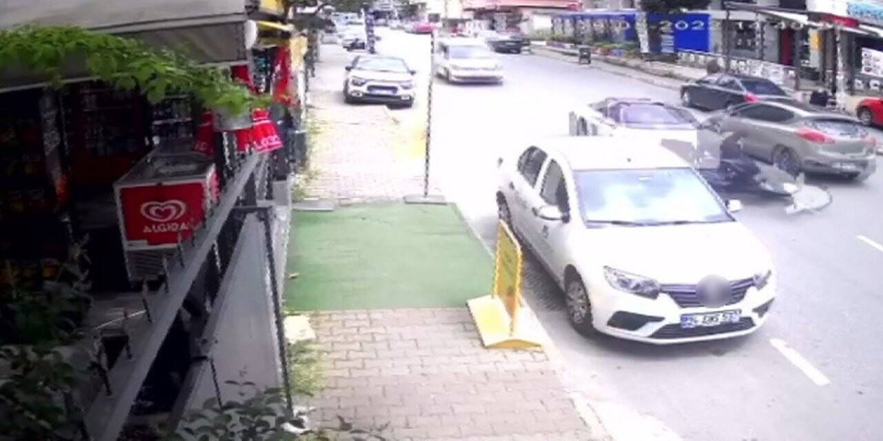 Kartal’da lüks otomobilin çarptığı motosikletli 15 metre sürükledi