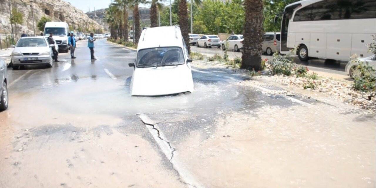 Şanlıurfa’da yol çöktü, otomobil çukura saplandı