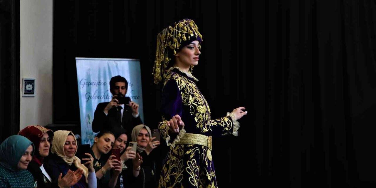 Osmanlı ve Selçuklu saray kıyafetleri bu defilede