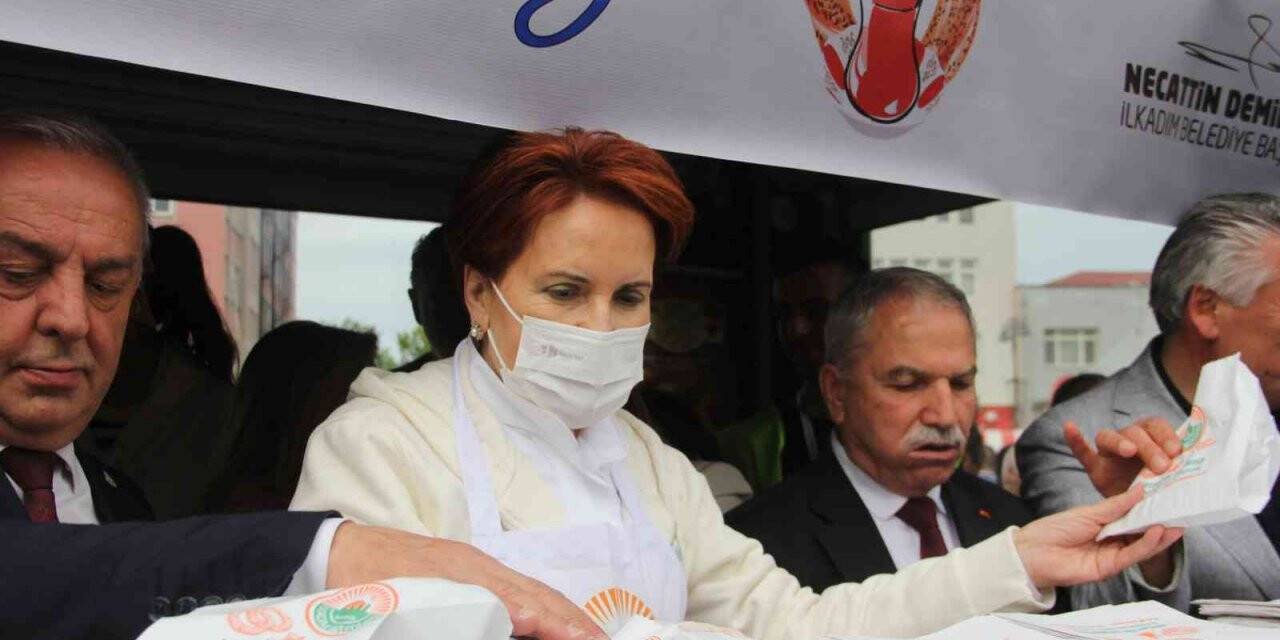 Meral Akşener İlkadım’ın Simit Şenliği’nde simit dağıttı