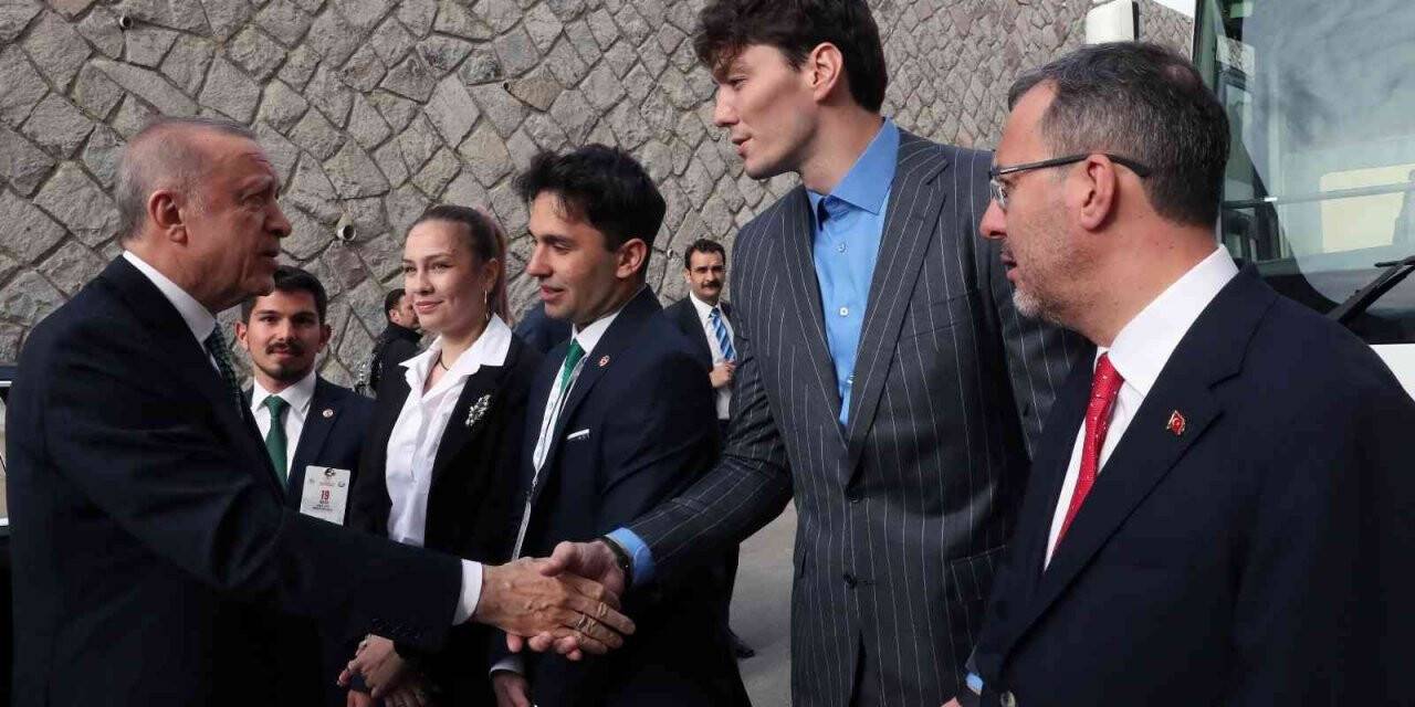 Cumhurbaşkanı Erdoğan: “Gençlerimizi kucaklayan anlayışla, Türkiye’ye kurulan tuzakları birer birer bozduk”