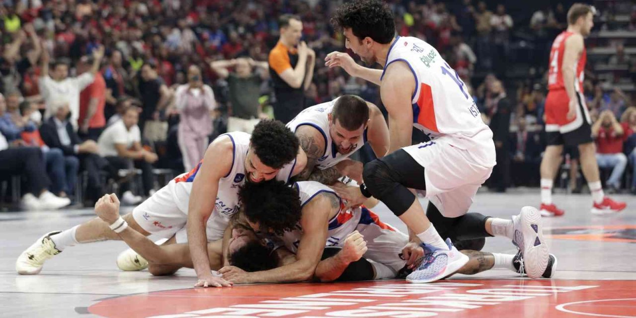 Anadolu Efes üst üste 3. kez finalde