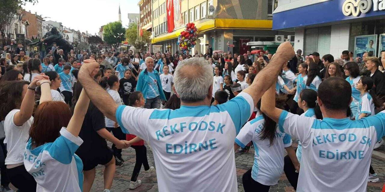 Edirne’de 1919 kişi aynı anda halay çekti