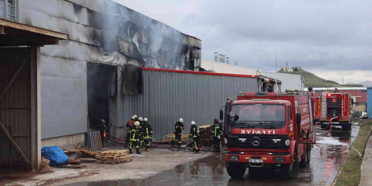 Kayseri’deki fabrika yangını 62 personelle söndürüldü