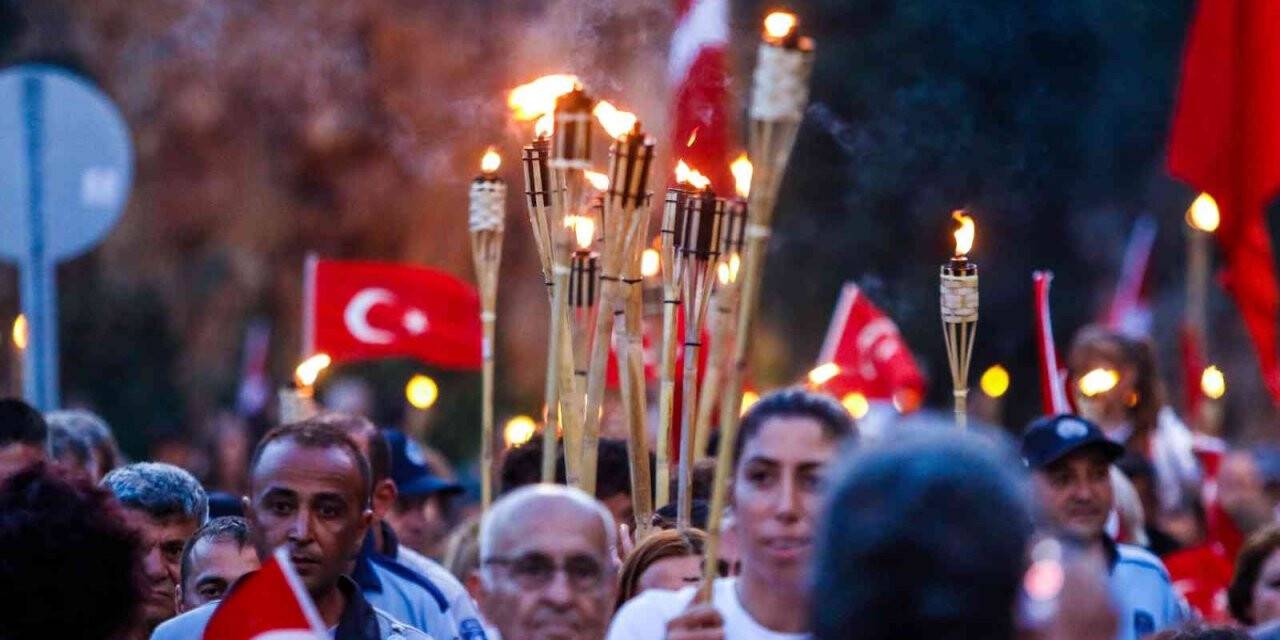 400 metrelik dev Türk bayrağı açıldı, görsel şölen oluştu