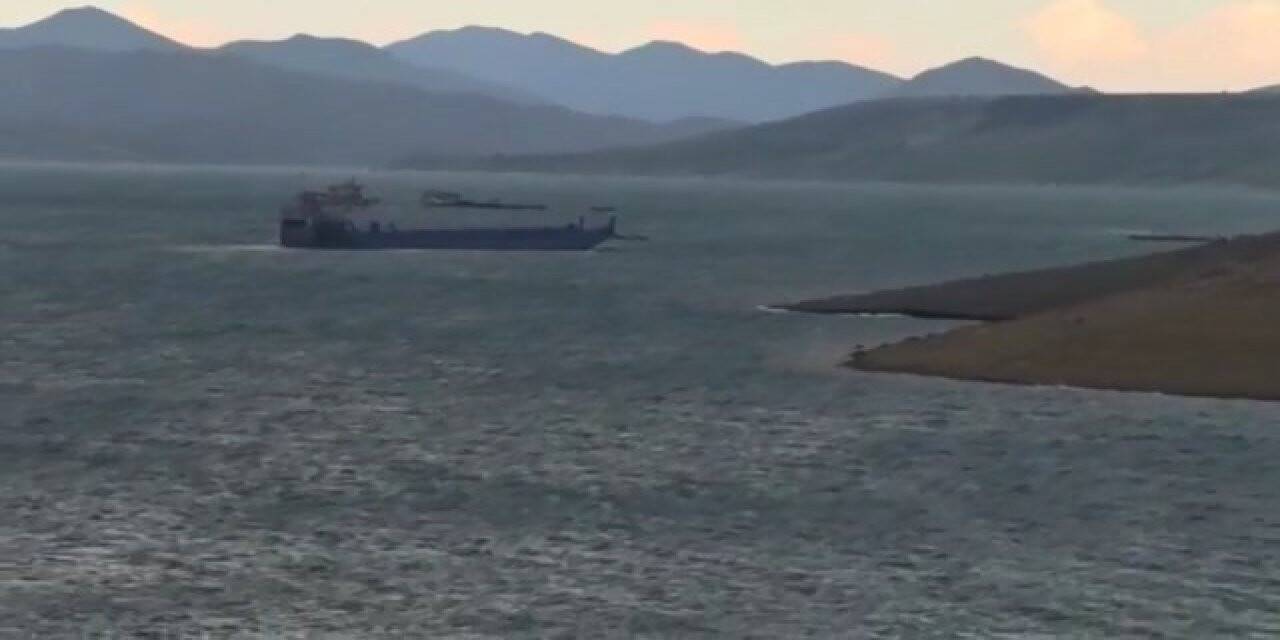 Elazığ’da fırtına feribotu sürükledi