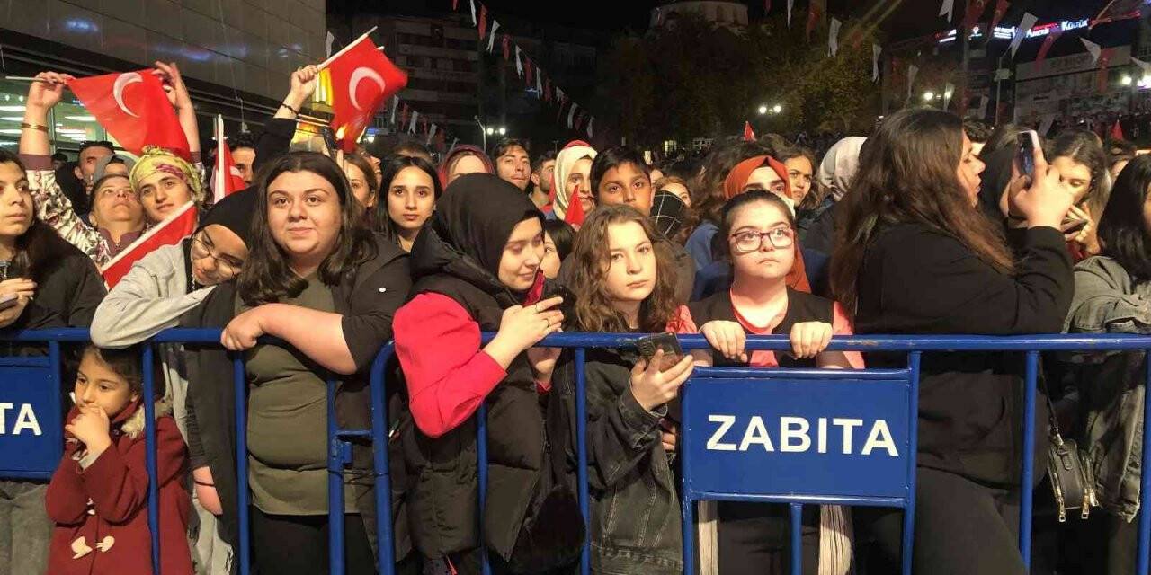 Gaziosmanpaşalılar 19 Mayıs coşkusunu İkilem konseriyle yaşadı