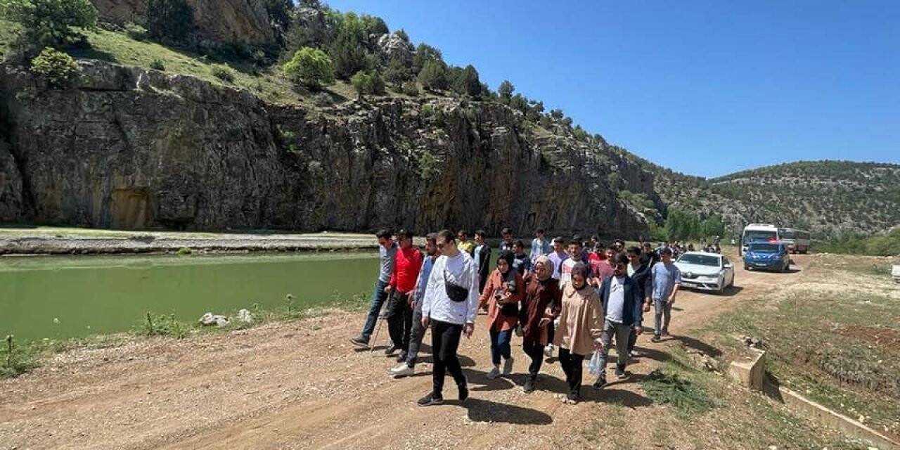 Mavi Boğaz Kanyonunda dağ yürüyüşü