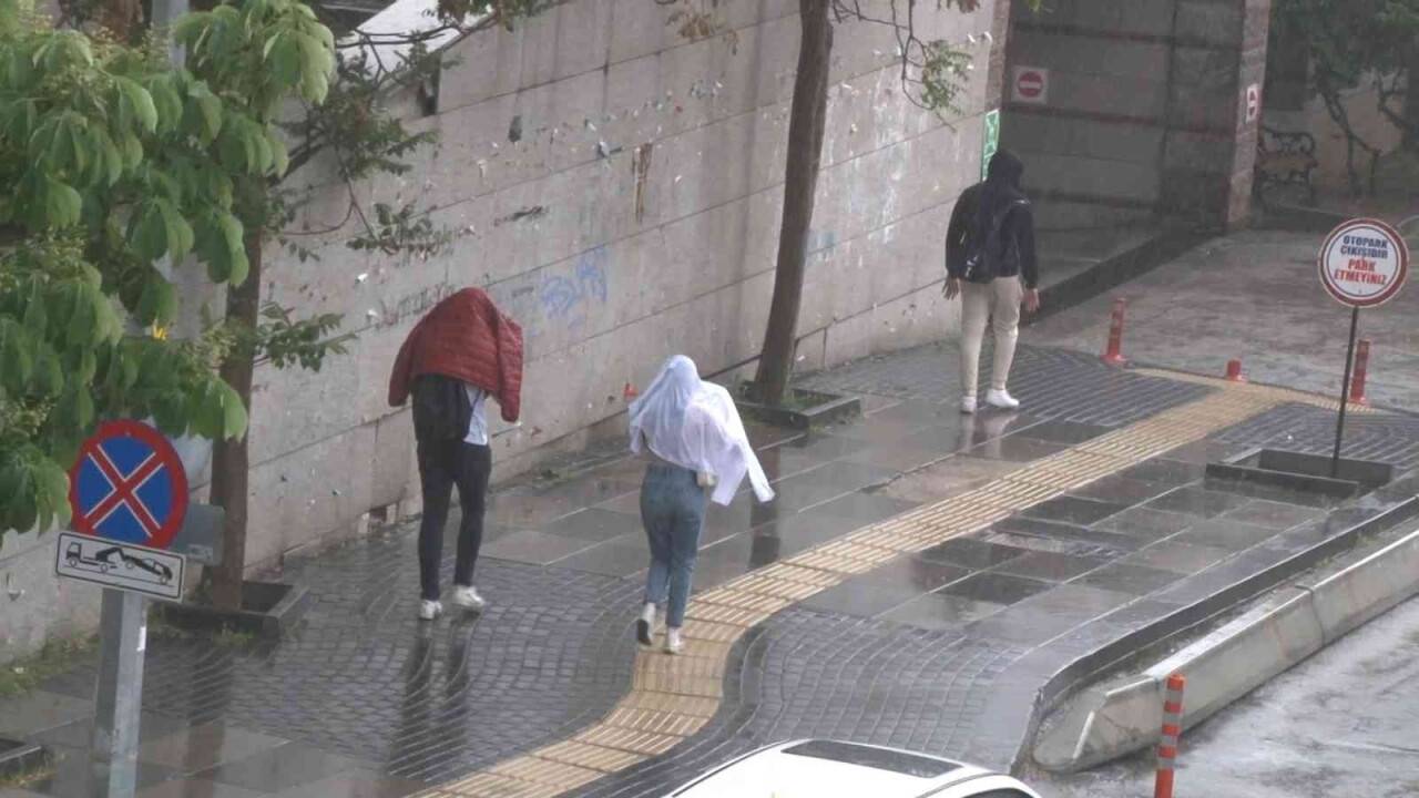 Başkentte aniden bastıran sağanak, vatandaşlara zor anlar yaşattı