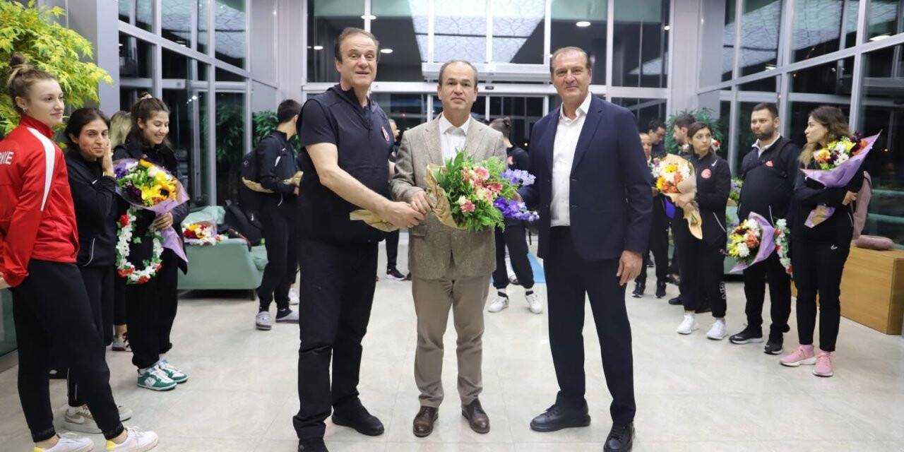 Şampiyonlara çiçekli karşılama