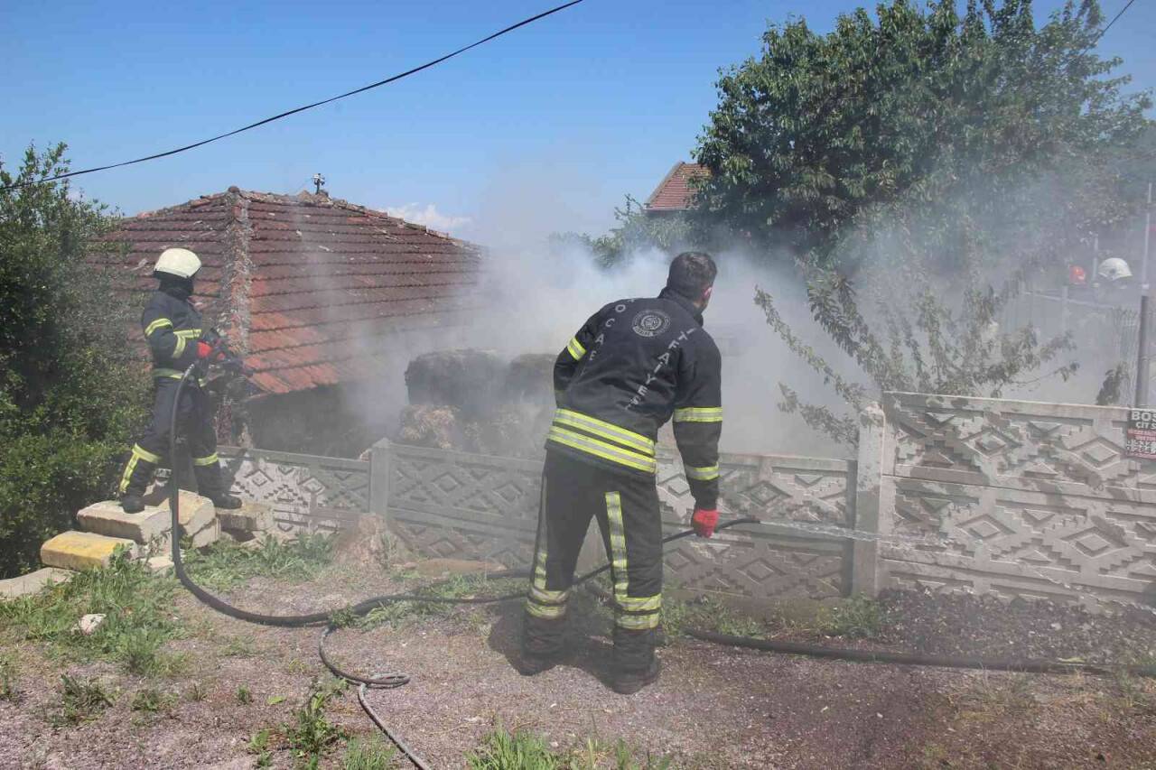 150 saman balyası küle döndü