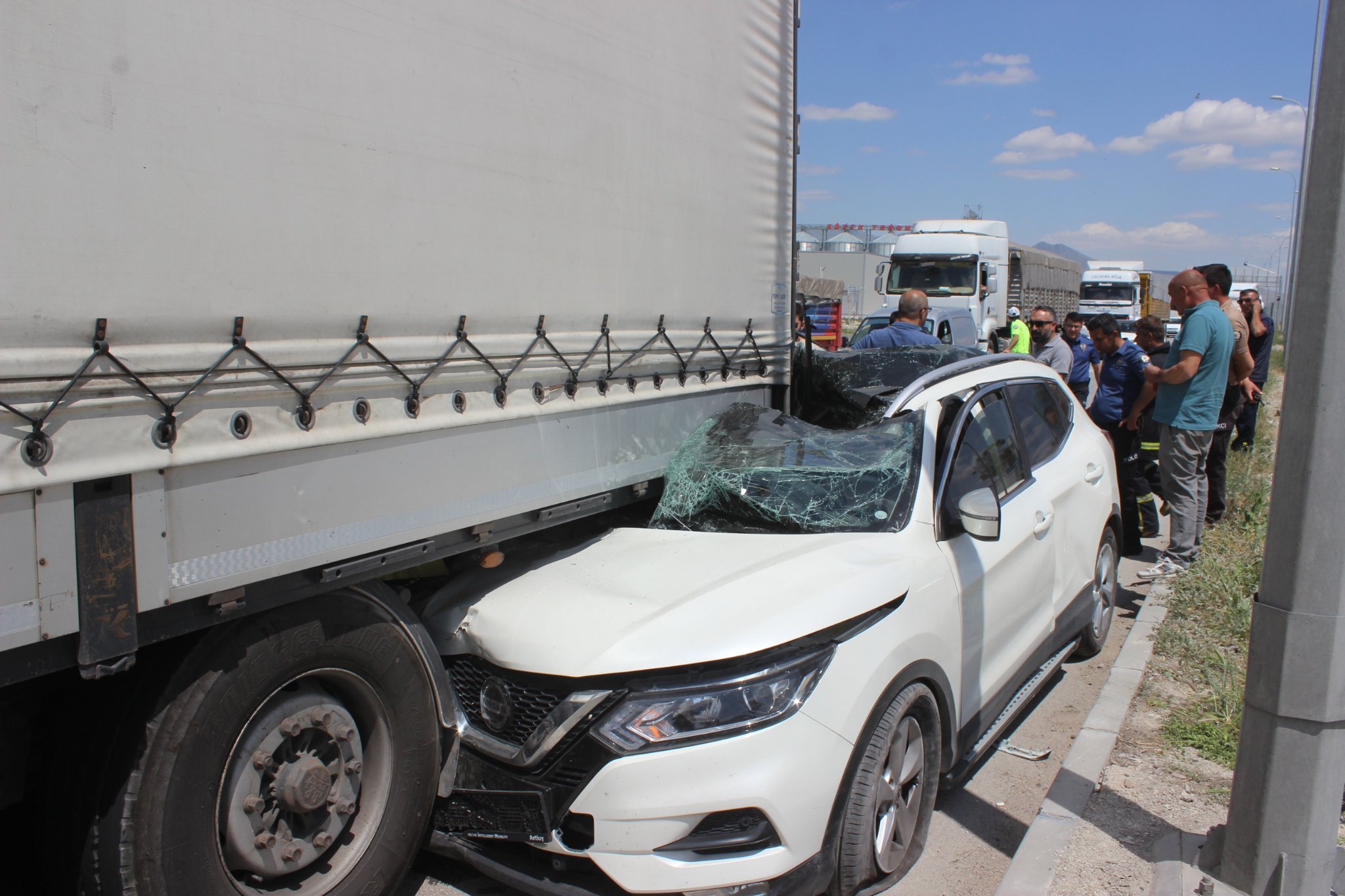 Karapınar'da tıra çarpan otomobildeki 2 kişi yaralandı