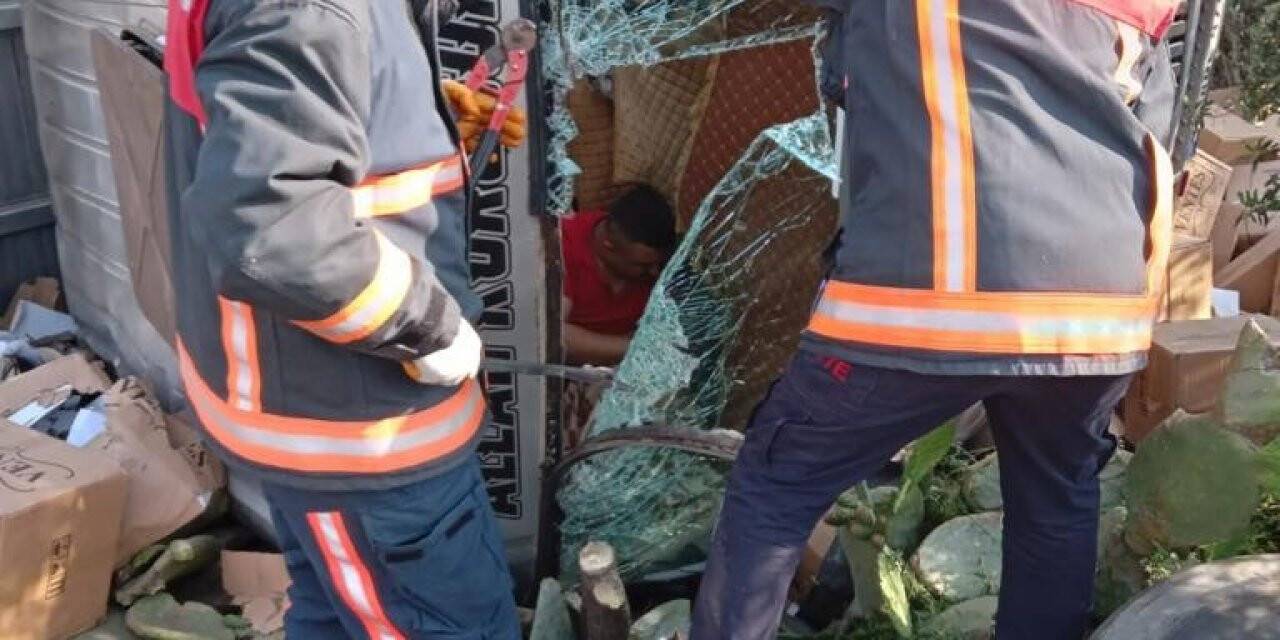 Tarsus’ta tır yoldan çıktı: 2 yaralı