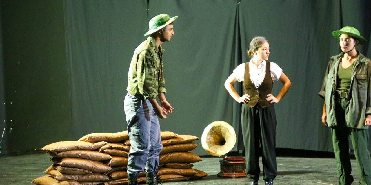 İzmirli öğrenciler, iki tiyatro oyununu sahneledi