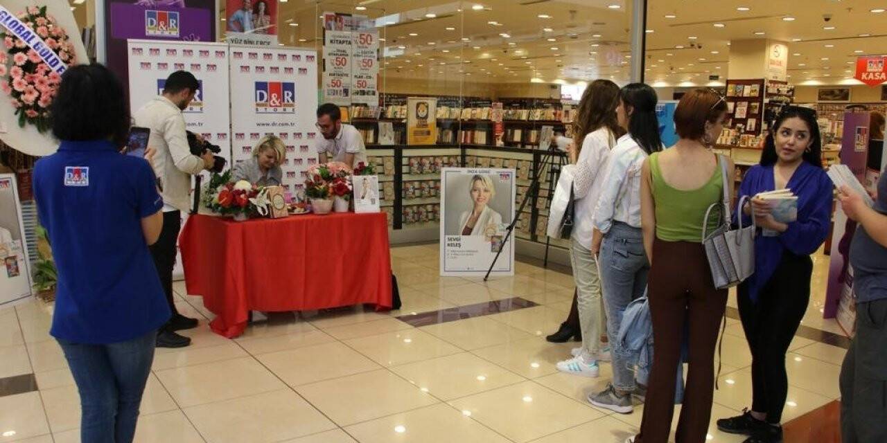 Üçüncü kitabı “Her Gün Bir Mucize”yi çıkaran ünlü yazar Sevgi Keleş, imza gününde okurlarıyla buluştu