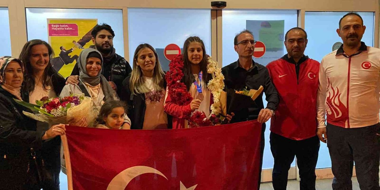 Olimpiyat üçüncüsü Arslan çiçeklerle karşılandı