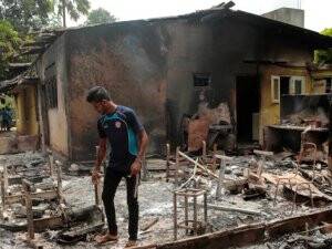 Budist rahipler camilere saldırdı