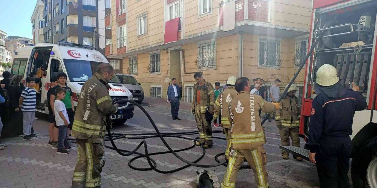 Esenyurt’ta çıkan yangında can pazarı: Binada mahsur kalanlar böyle kurtarıldı