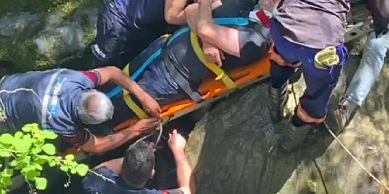 Manisa’da dengesini kaybeden çiftçi dereye düştü