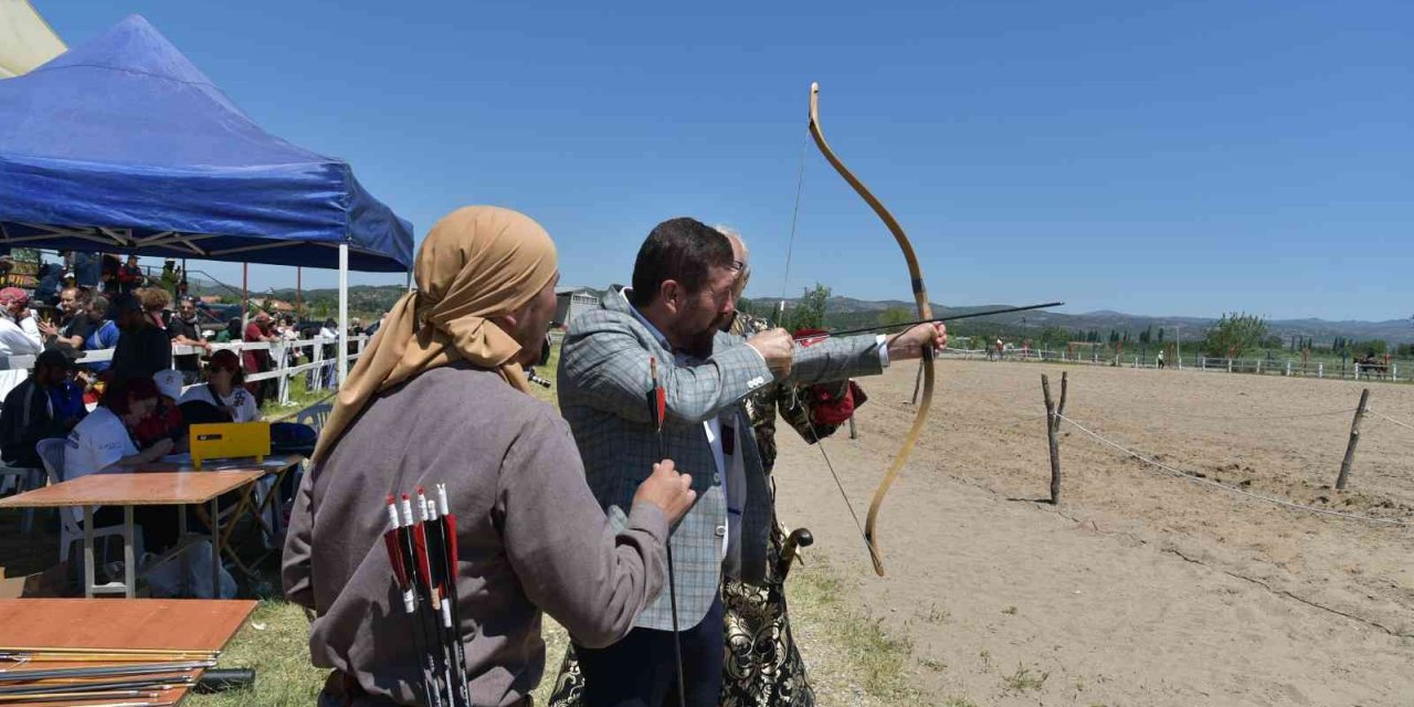 Sındırgı’da sınırları aşan Atlı Okçuluk yarışması