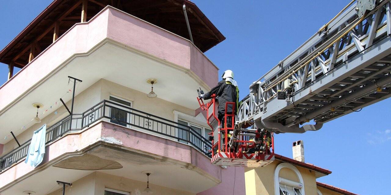 Evde düşen yaşlı kadının imdadına itfaiye ve sağlık ekipleri yetişti