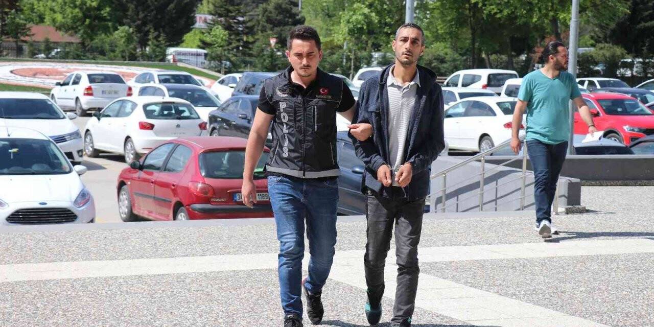 Vücuduna sardığı 940 gram esrarla otobüste yakalandı