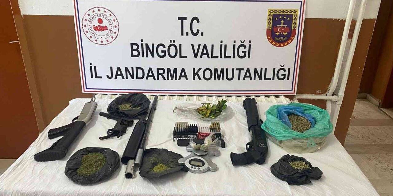 Bingöl’de düzenlenen operasyonda silahlar ve uyuşturucu ele geçirildi: 2 gözaltı