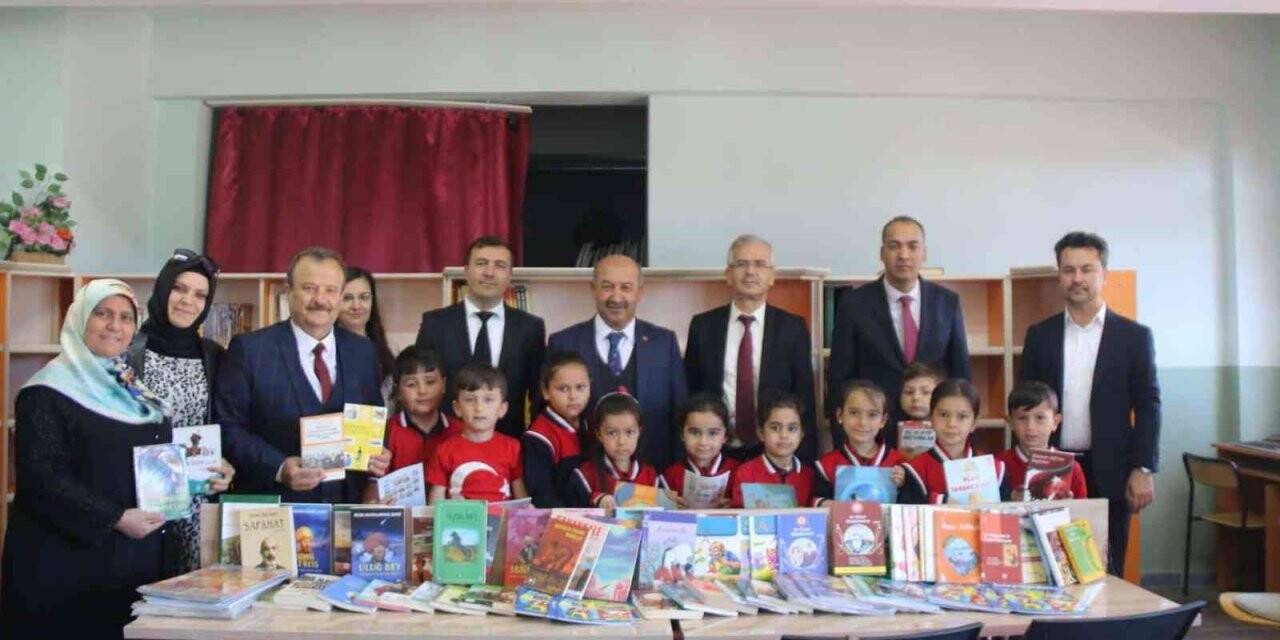 Domaniç’teki okul kütüphanelerine kitap bağışı