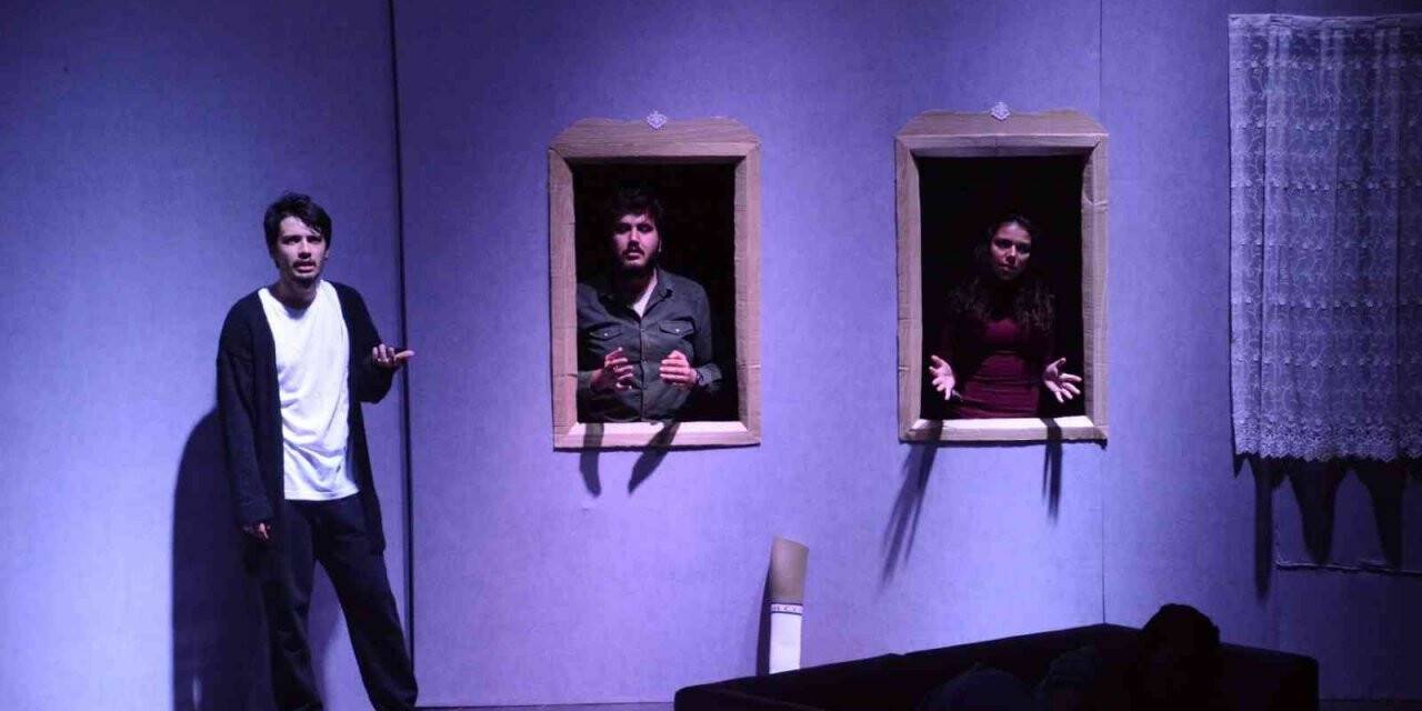 “Bişey Yap Met” ayakta alkışlandı