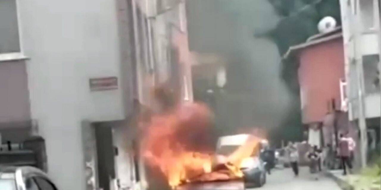 Sarıyer’de park halindeki otomobil alev alev yandı