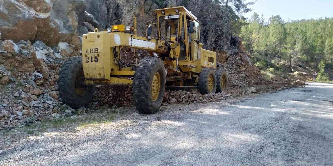 Alanya’da 9 mahalle yoluna yaz bakımı yapıldı