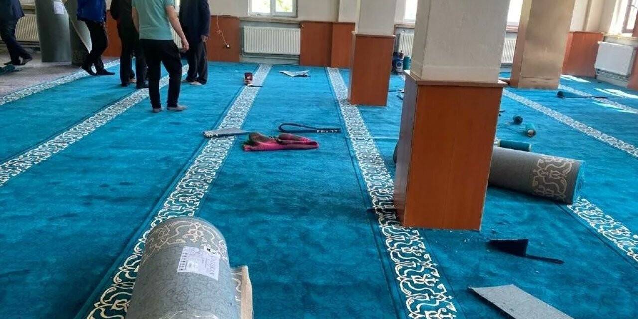 Hakkari Belediyesi caminin halılarını değiştirdi