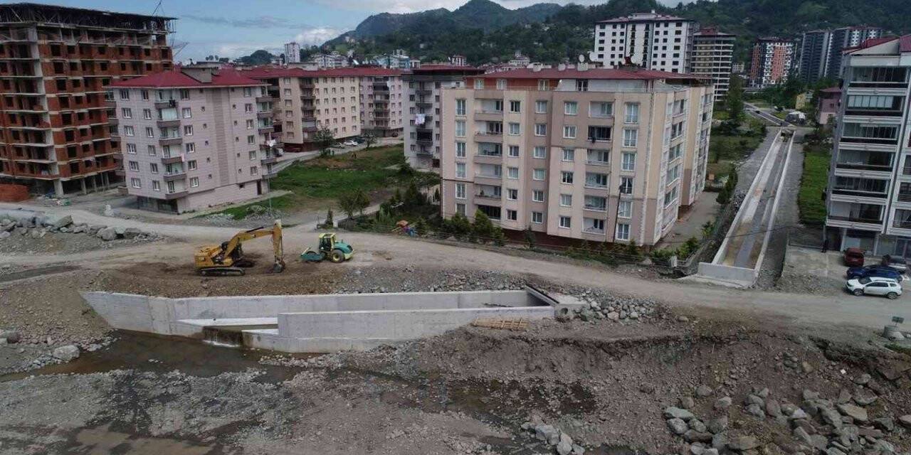 Arhavi’deki selin ardından taşkın onarım çalışmaları devam ediyor