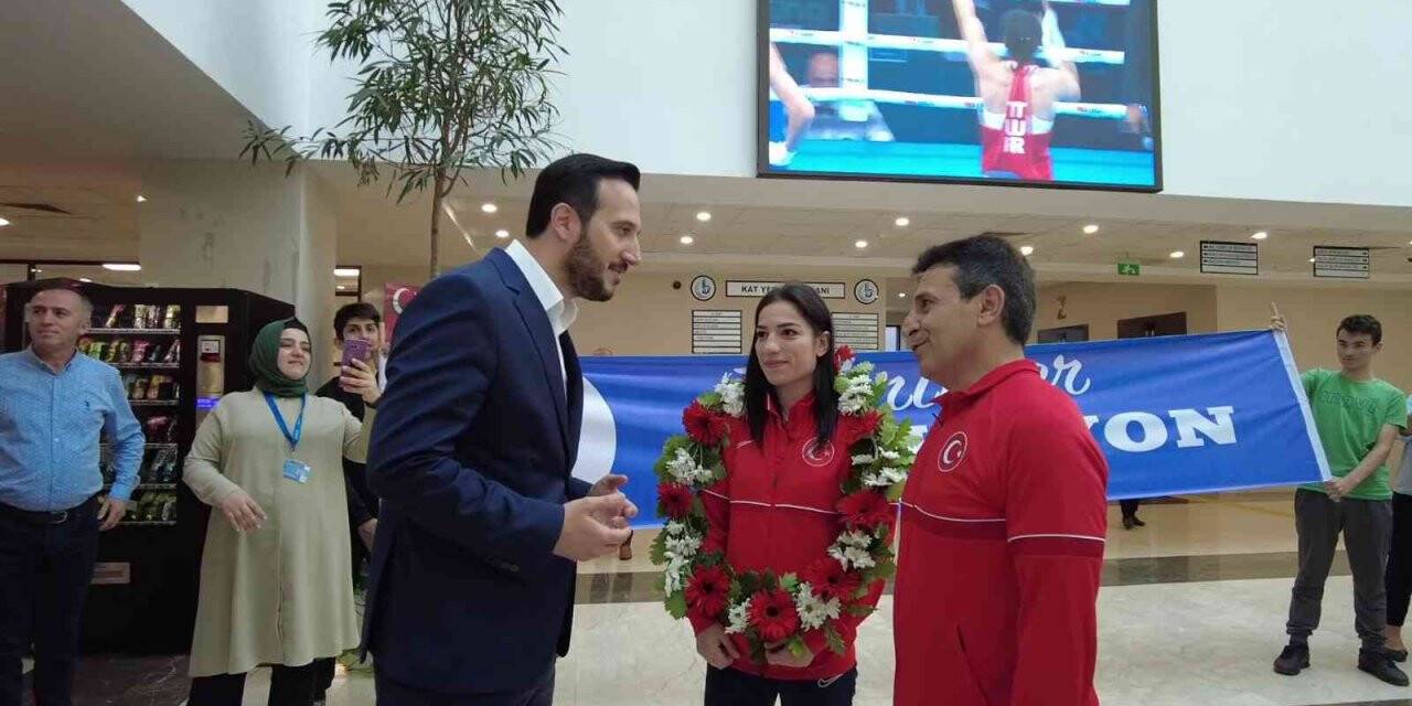 Dünya şampiyonuna sürpriz karşılama