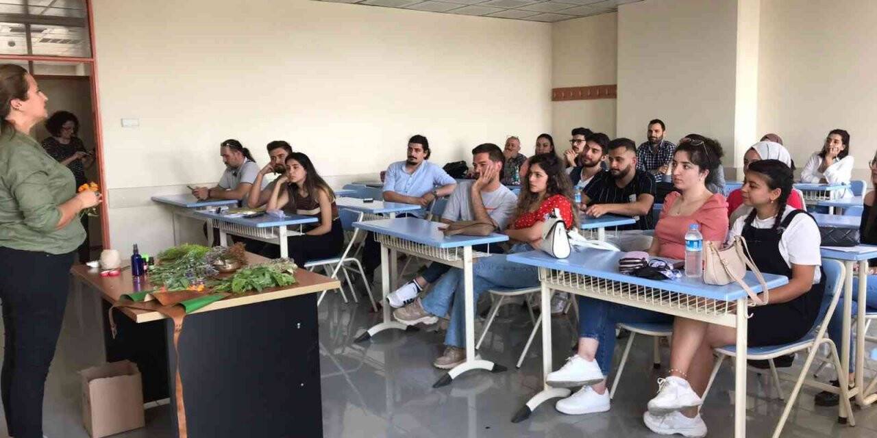 Burhaniye’ de BUBFA öğrencileri bitkilerle tütsü yapımı etkinliğine katıldı