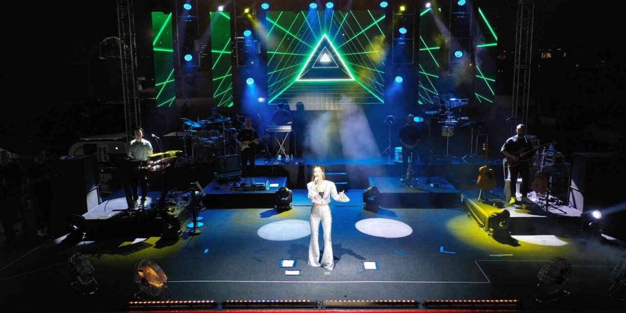 Derya Uluğ’dan Bursa’da konser