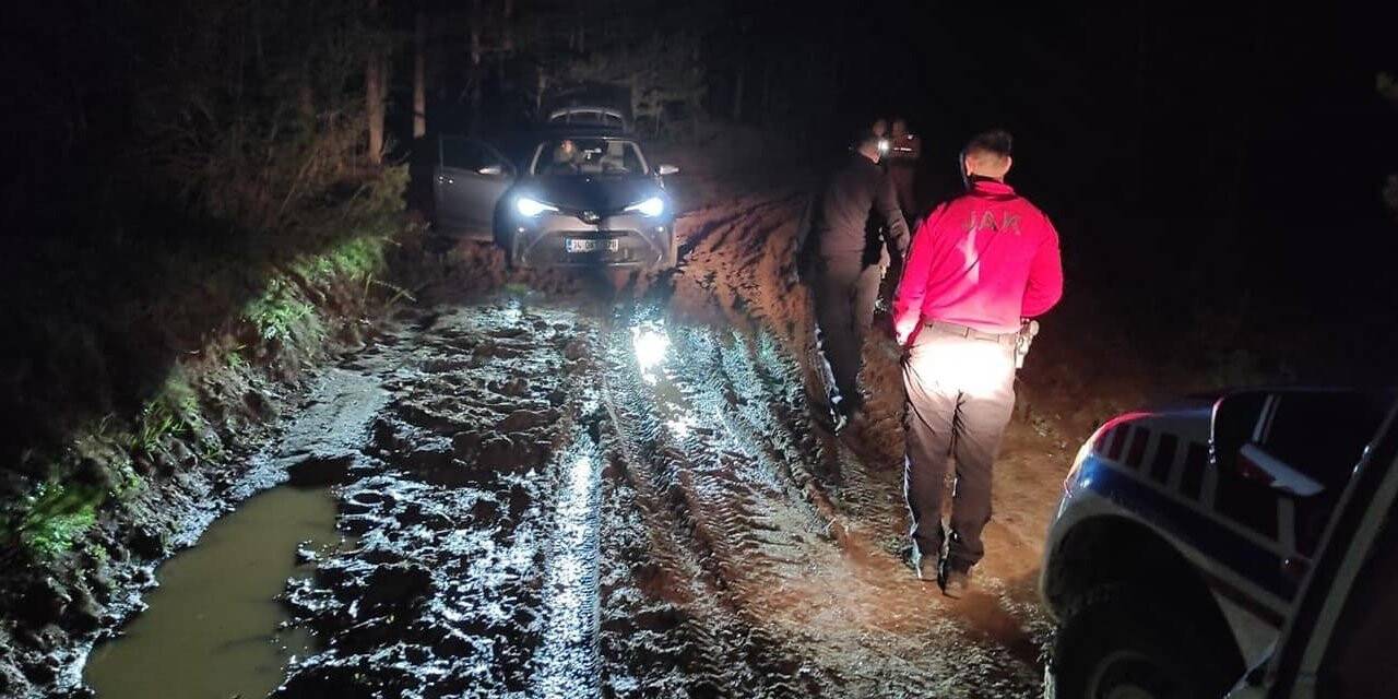 Çamura saplanan aracı jandarma kurtardı