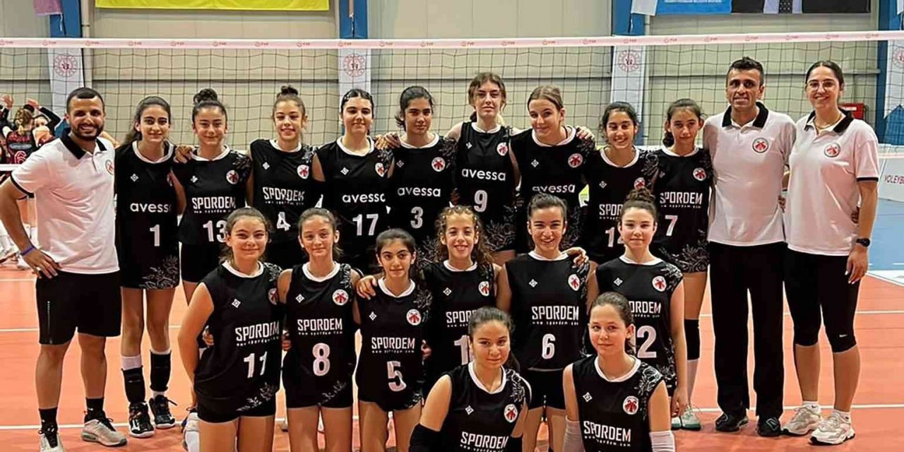 Döşemealtı Kız Voleybol Takımı yarı finalde