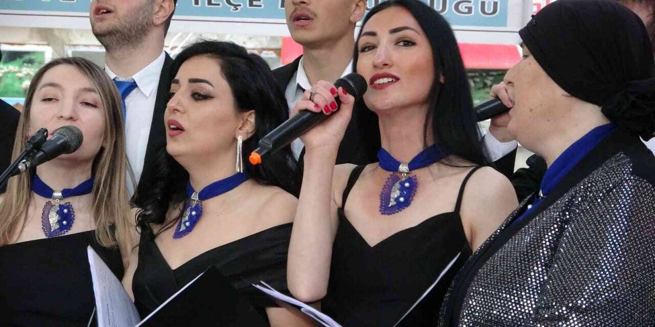 Farklı meslek gruplarından oluşan koroya yoğun ilgi