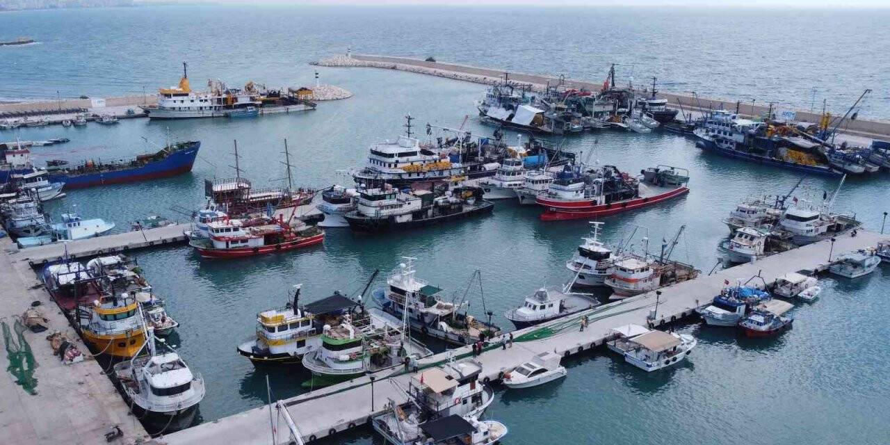 Akdeniz’de uluslararası sularda balıkçılara fırtına engeli